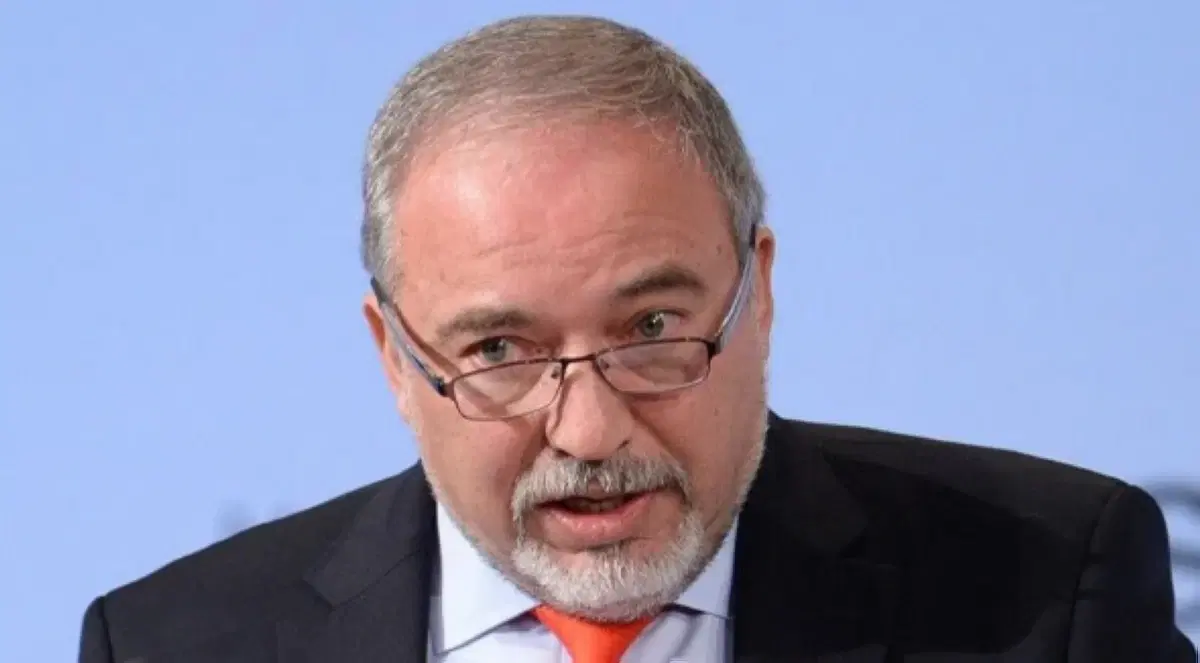 Lieberman, who refuses to cooperate with Arab parties, calls on Likud to rebel against Netanyahu